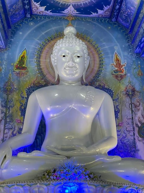 private-trip-chiang-rai-day-trip-white-temple-blue-temple