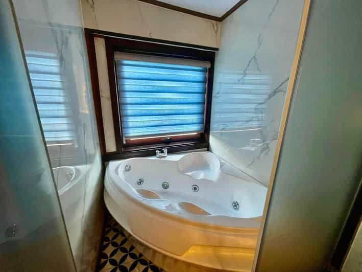 reneas-heritage-voyage-journey-to-halong-bay-bai-tu-long