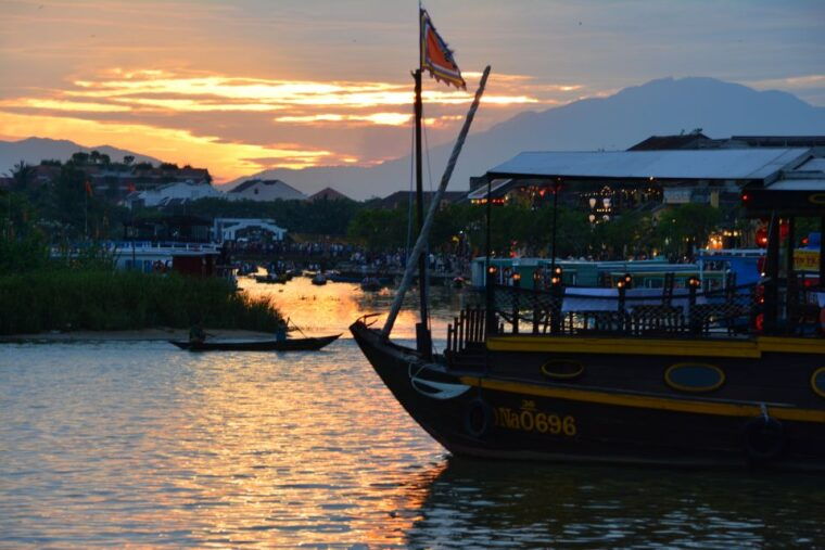 romantic-sunset-dinner-cruise-in-hoi-an