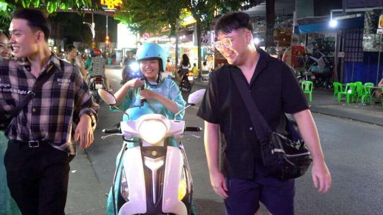 saigon-street-food-and-sightseeing-with-female-rider