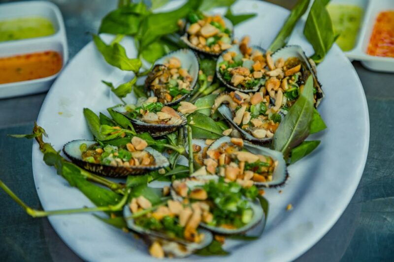 saigon-street-food-tasting-sightseeing-tour-by-motorbike