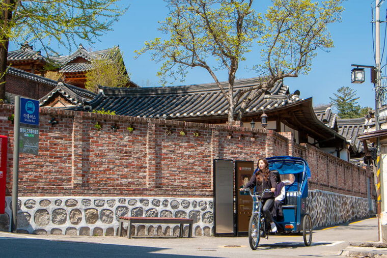 seoul-bukchon-hanok-village-pedicab-tour