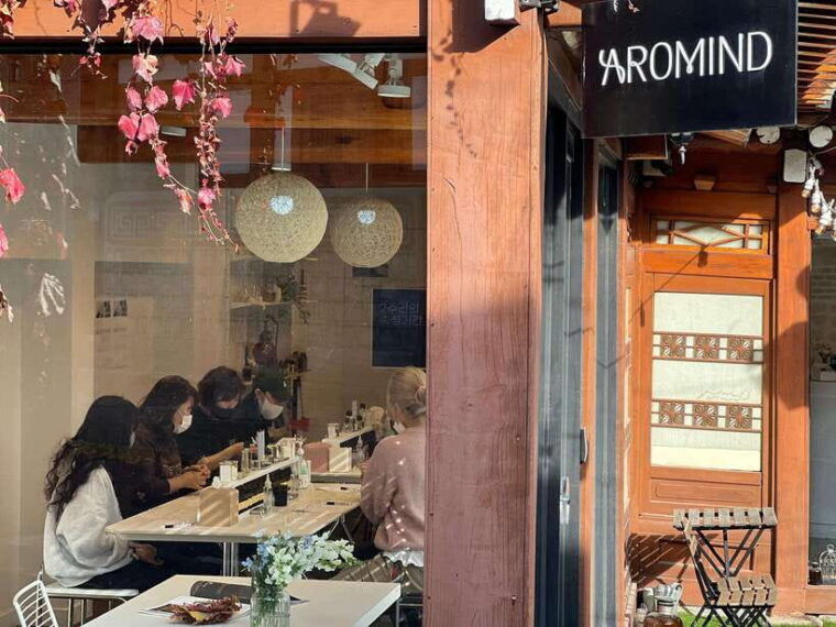 seoul-create-your-own-natural-perfume-with-a-perfumer
