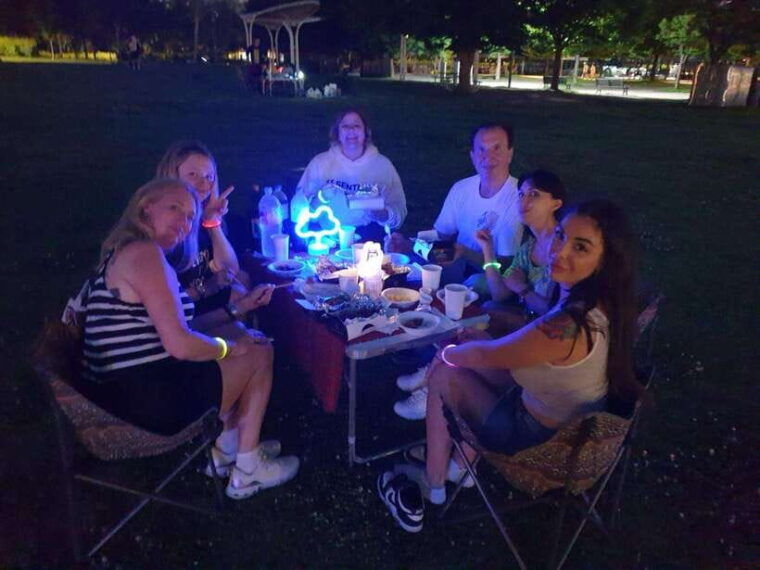 seoul-han-river-guided-night-cruise-and-hangang-park-picnic