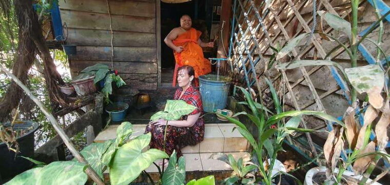 siem-reap-cambodian-buddhist-water-blessing-and-local-market-3