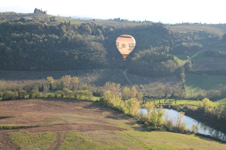 siena-balloon-flight-over-tuscany-with-a-glass-of-wine