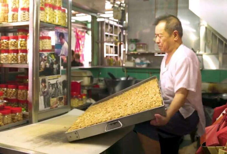 singapore-singapore-food-tours-chinatown-complex-hawker