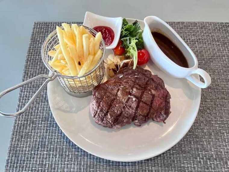 singapore-southern-island-cruise-dining-at-clubhouse