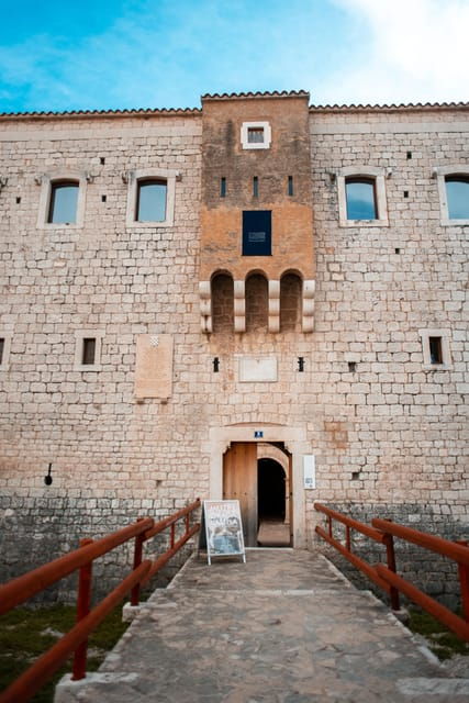 split-private-tour-to-salona-vitturi-castle-and-trogir