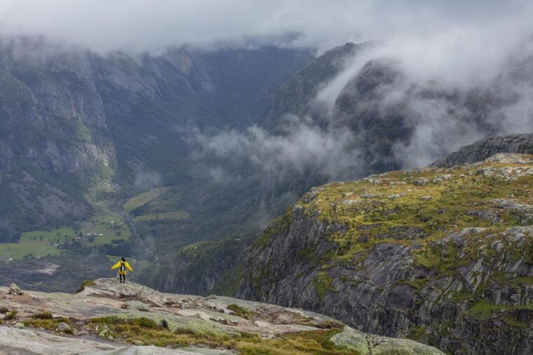 stavanger-kjerag-summer-hike-with-packed-lunch