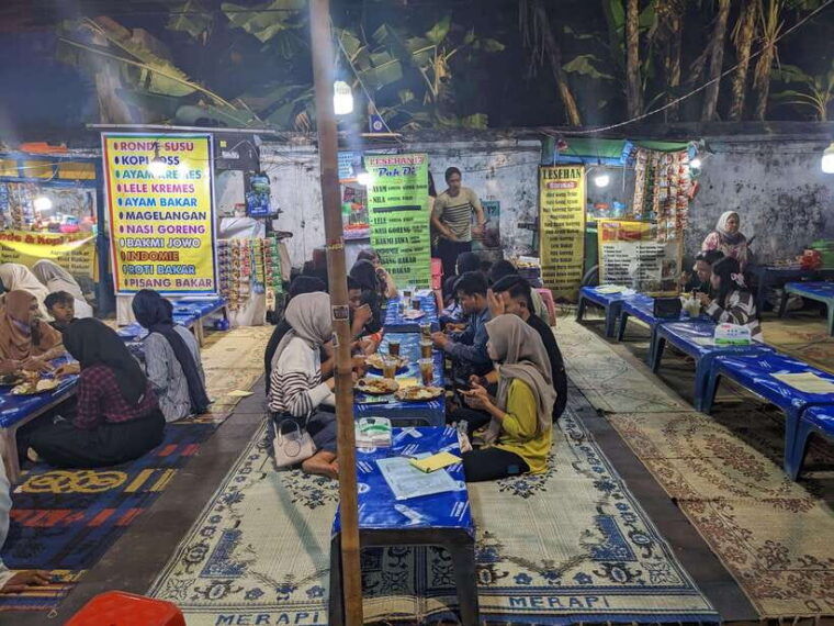 street-food-tasting-by-walking
