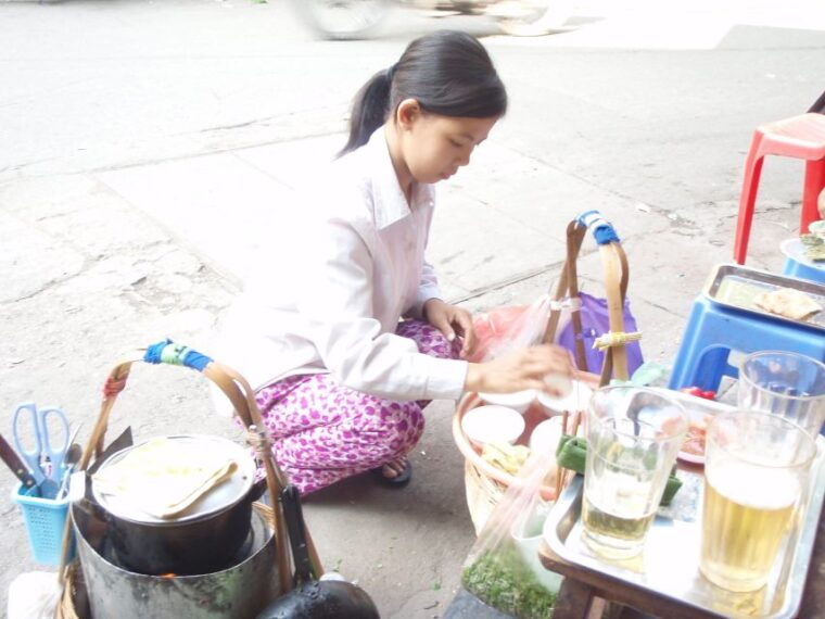 street-food-tour-hanoi-and-train-street-experience