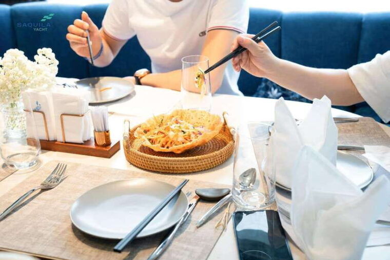 sunset-dining-harmony-performance-on-halong-saquila-yacht