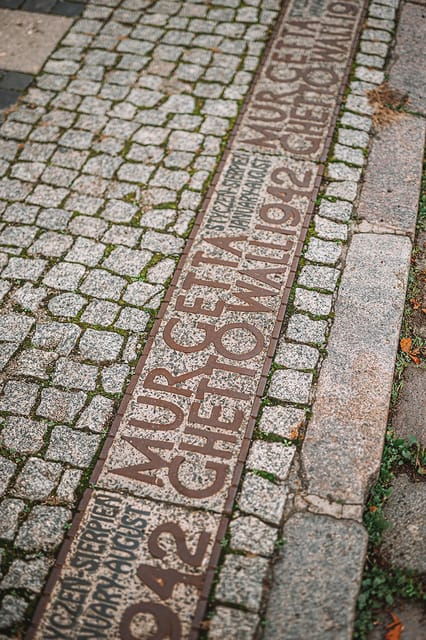 the-pianists-warsaw-walking-tour-with-szpilman