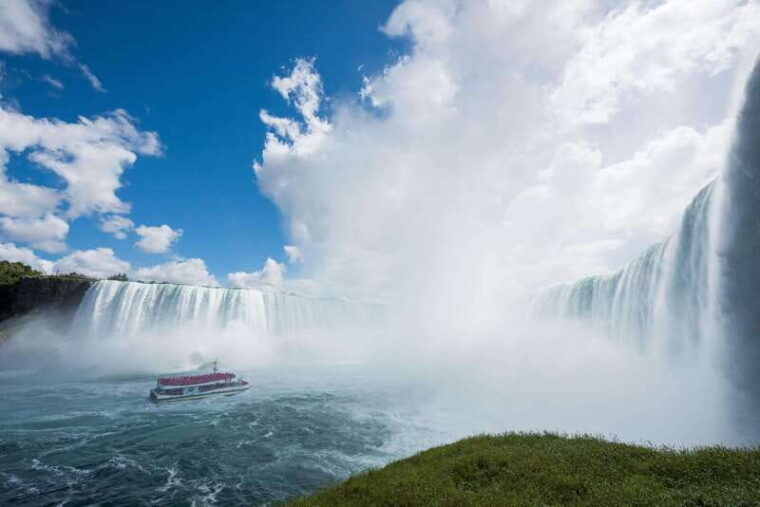 toronto-niagara-falls-day-tour-with-niagara-city-cruise