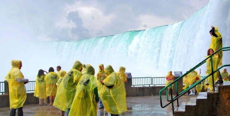 toronto-niagara-falls-tour-with-boat-behind-falls-tower-2