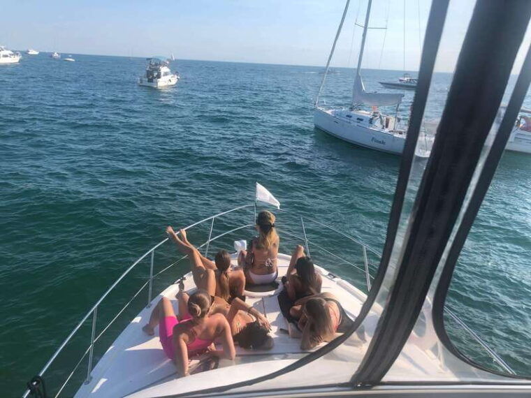 toronto-private-luxury-yacht-sightseeing-cruise-prosecco
