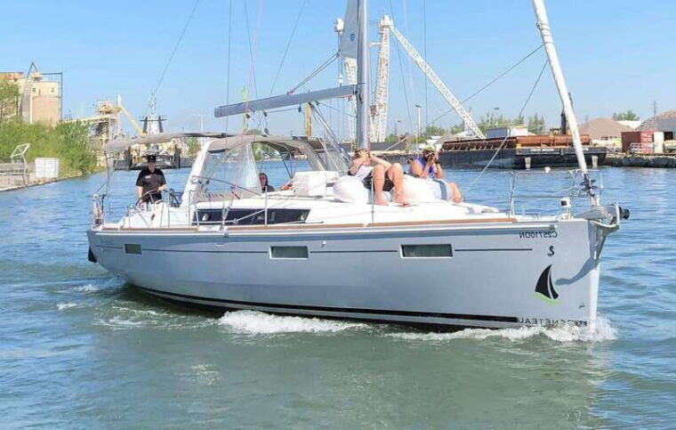 toronto-sailing-yacht-cruise-of-toronto-harbor-and-islands