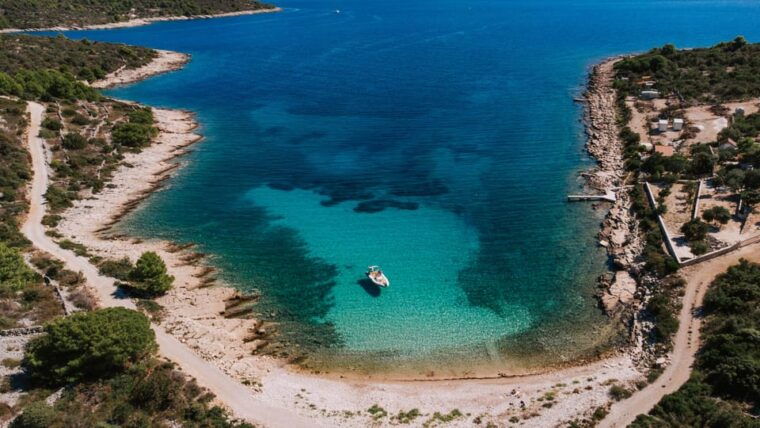 trogir-blue-lagoon-and-solta-shipwreck-private-boat-tour