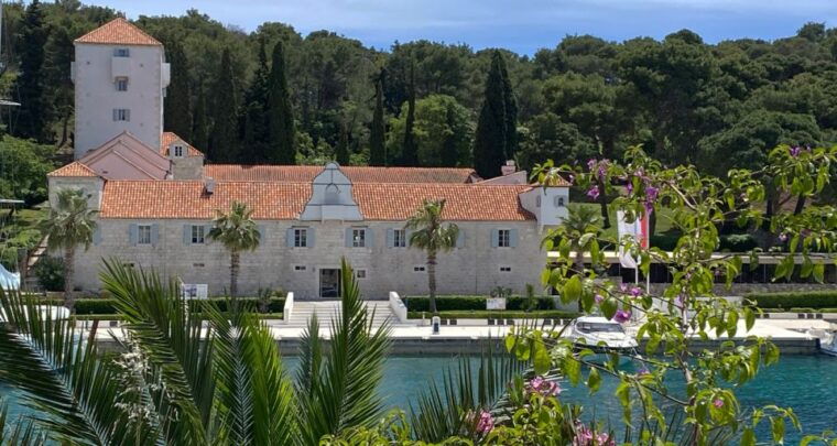 trogir-white-lagoon-maslinica-blue-lagoon-speedboat-tour