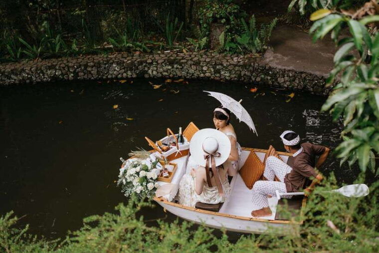 ubud-romantic-picnic-on-a-wooden-boat-with-sparkling-wine-2