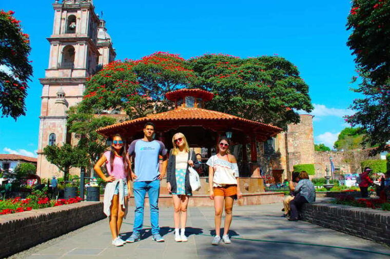 valle-de-bravo-half-day-guided-city-tour-by-van