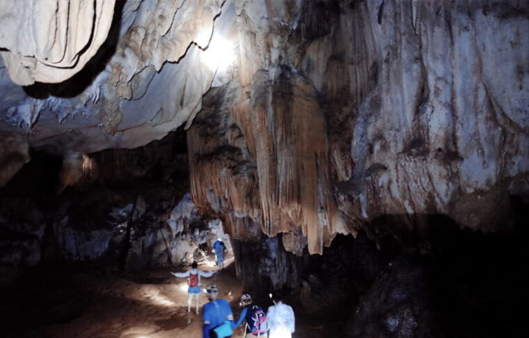 vang-vieng-ziplinecave-tubingtrekkingblue-lagoon