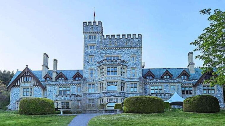 victoria-skywalk-hatley-castle-private-tour