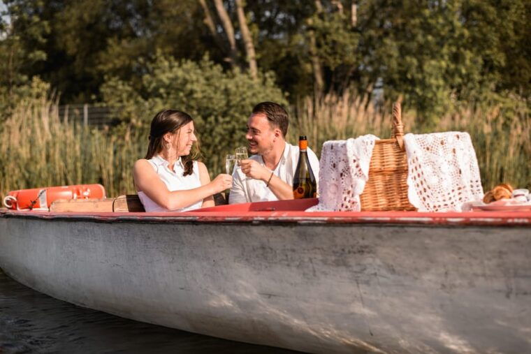 vienna-retro-boat-tour-on-the-danube-river-with-picnic
