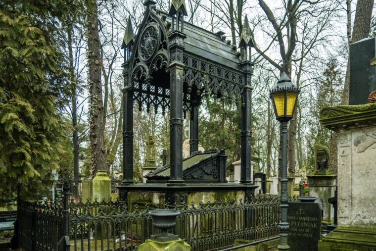 world-war-ii-warsaw-old-town-military-cemetery-walking-tour