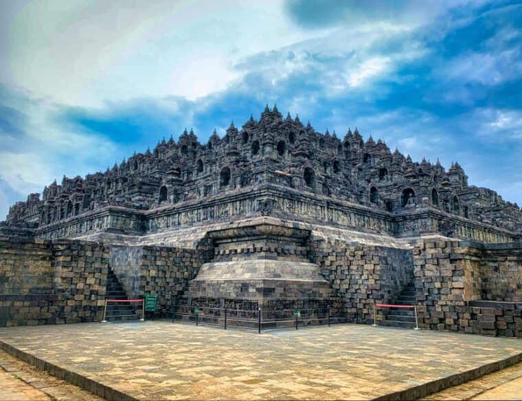 yogyakarta-borobudur-and-prambanan-temple-tour-with-climb