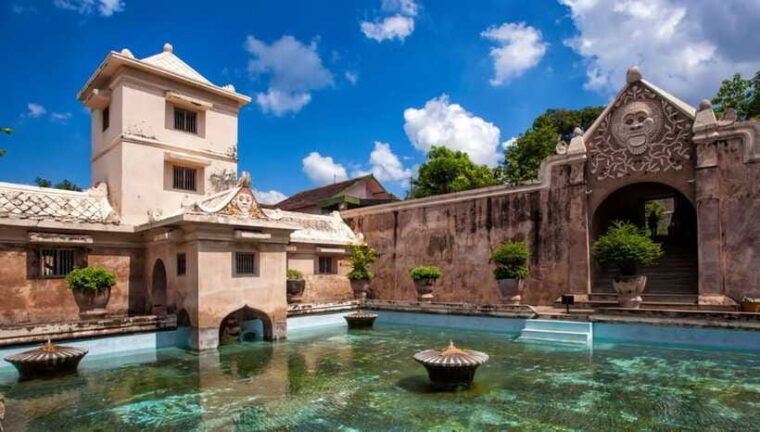 yogyakarta-city-tour-visiting-historic-buildings-and-crafts