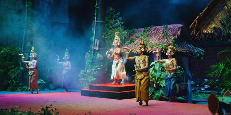 2-hour-traditional-dinner-show-with-free-transfer