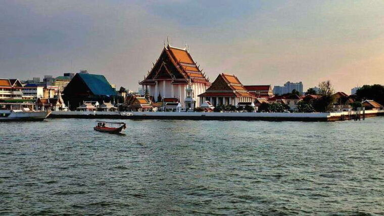 bangkok-chao-phraya-booze-cruise-with-unlimited-drinks
