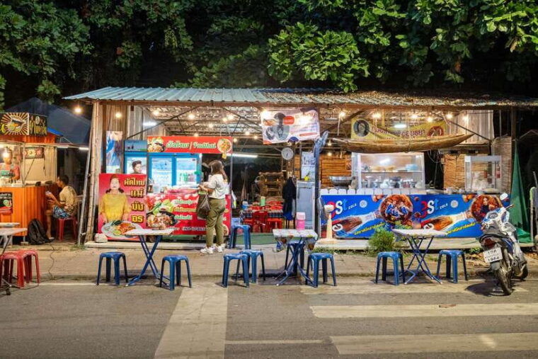 bangkok-night-bike-tour-with-temples-flower-market-visit