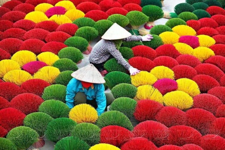 bat-trang-pottery-village-incense-village-or-hanoi-city-tour