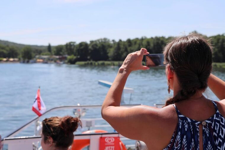 berlin-east-side-gallery-spree-cruise-by-electric-boat