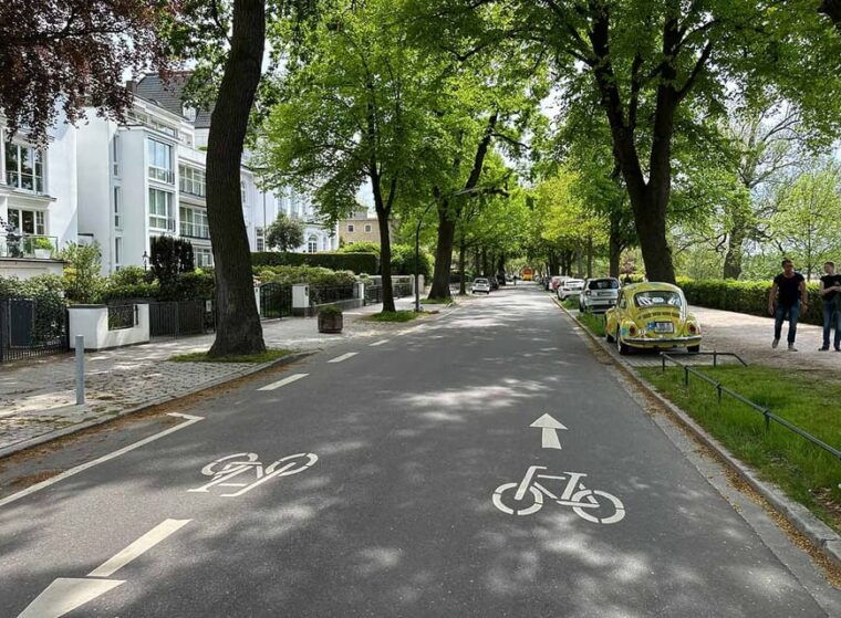 bike-tour-around-the-alster-through-dreamy-alster-neighborhoods