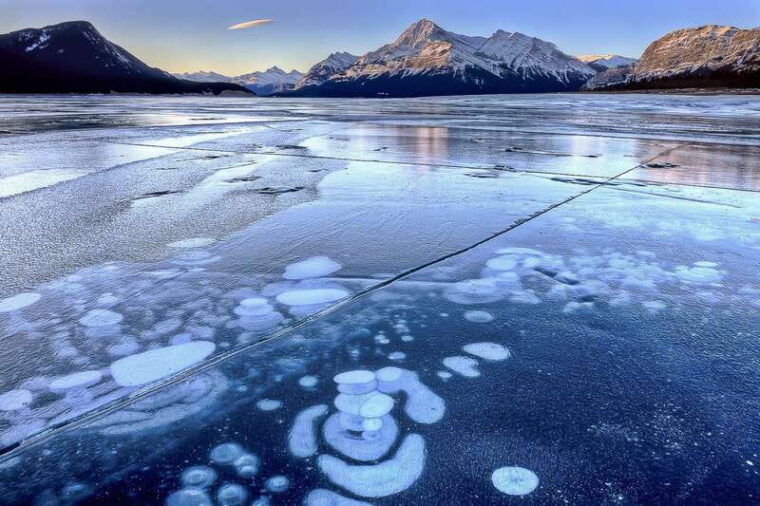 canadian-rockies-abraham-lake-ice-bubbles-helicopter-tour