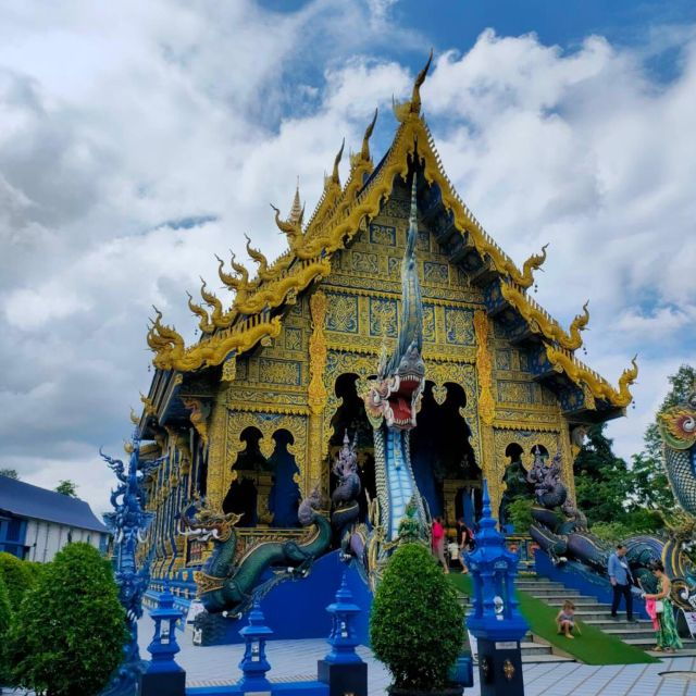 chiang-rai-white-blue-huay-pla-kang-temple-lalitta-cafe