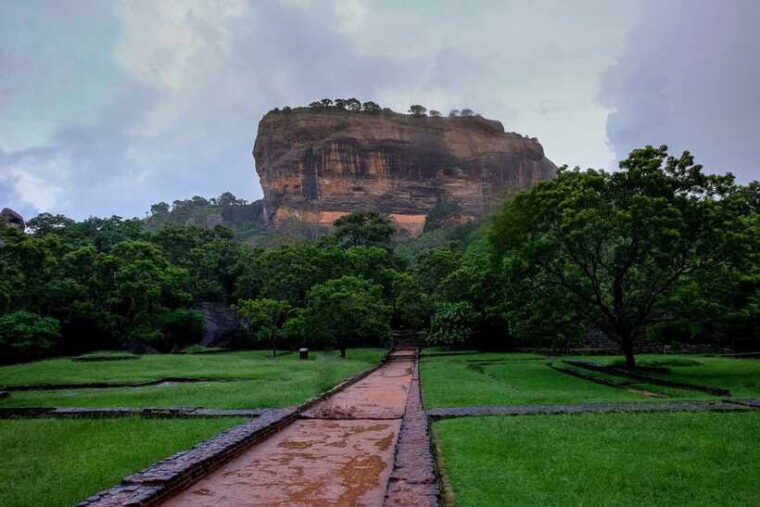 colombo-sigiriya-rock-cave-temple-village-private-tour