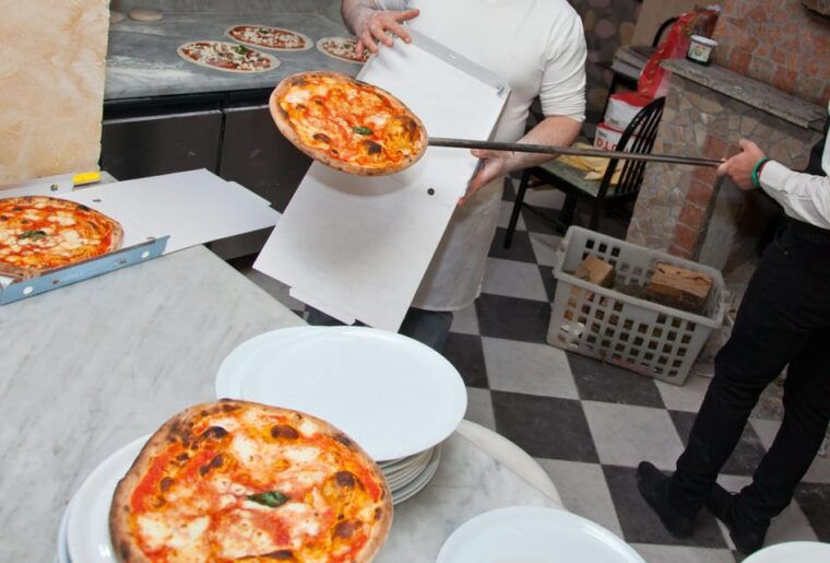 como-premium-pizza-making-class-at-a-pizzeria