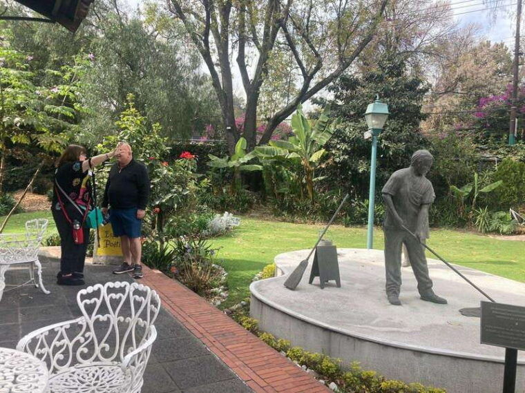 coyoacan-frida-kahlo-steps-in-coyoacan-and-san-angel-cdmx