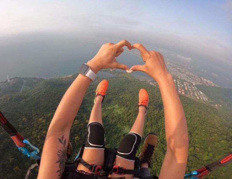da-nang-monkey-mountain-paragliding-experience