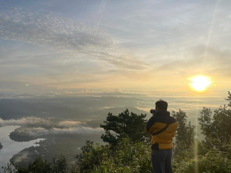 dalat-hiking-the-mountain-to-observe-the-cloud-and-sunrise