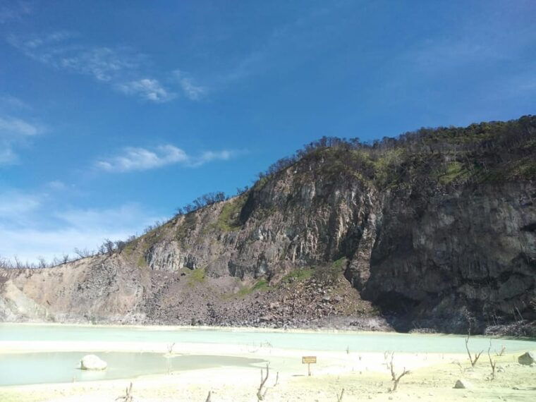 daytrip-costum-white-crater-volcano-mount-tour-guide-bandung