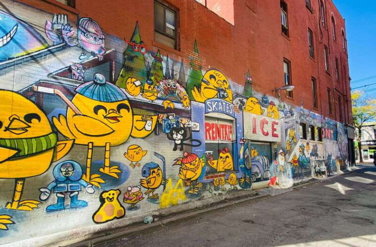 downtown-toronto-walking-tour-experience-english-spanish