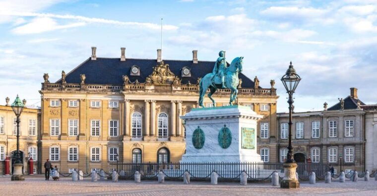 fast-track-amalienborg-palace-museum-copenhagen-private-tour