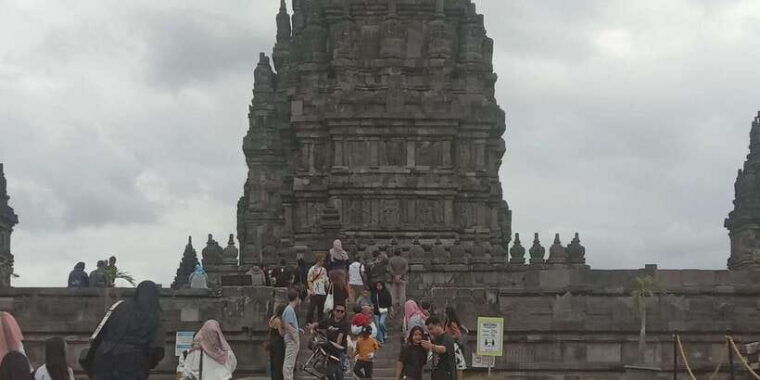 first-class-borobudur-prambanan-temple-tour