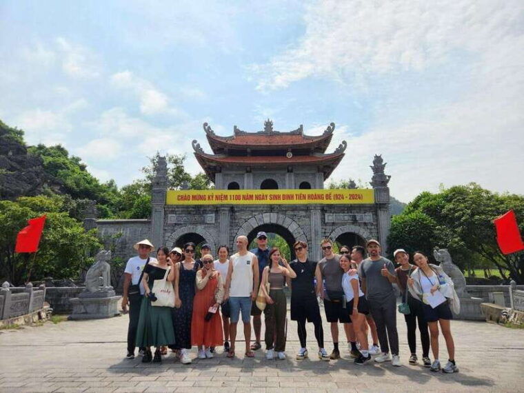 friendly-travel-hoa-lu-trang-an-1-small-group-by-limousine